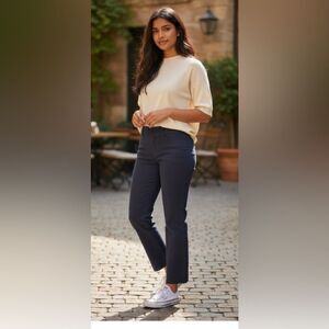 Lilly Pulitzer Midnight Navy Capri Pants, size 2